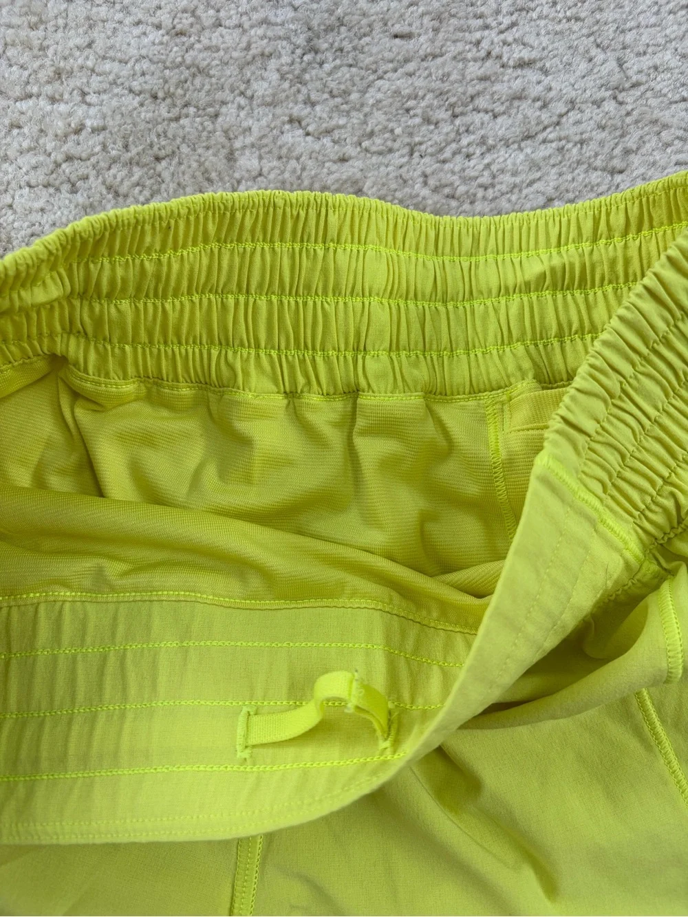 Lululemon Women’s Size 8 Hotty Hot High Rise Short 2.5" Highlight Yellow - Picture 4 of 13